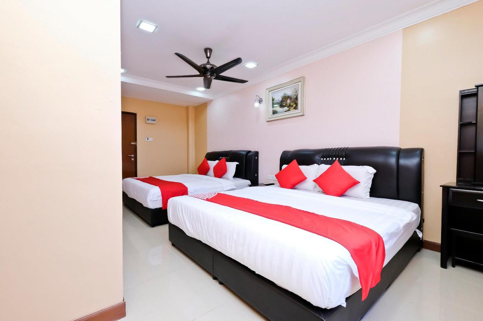 Oyo 714 Arina Hotel Банги Экстерьер фото