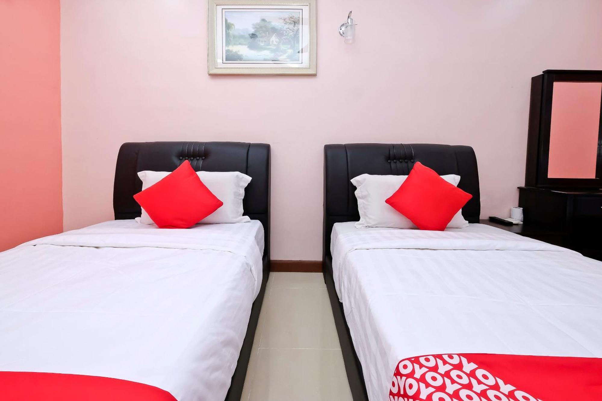 Oyo 714 Arina Hotel Банги Экстерьер фото