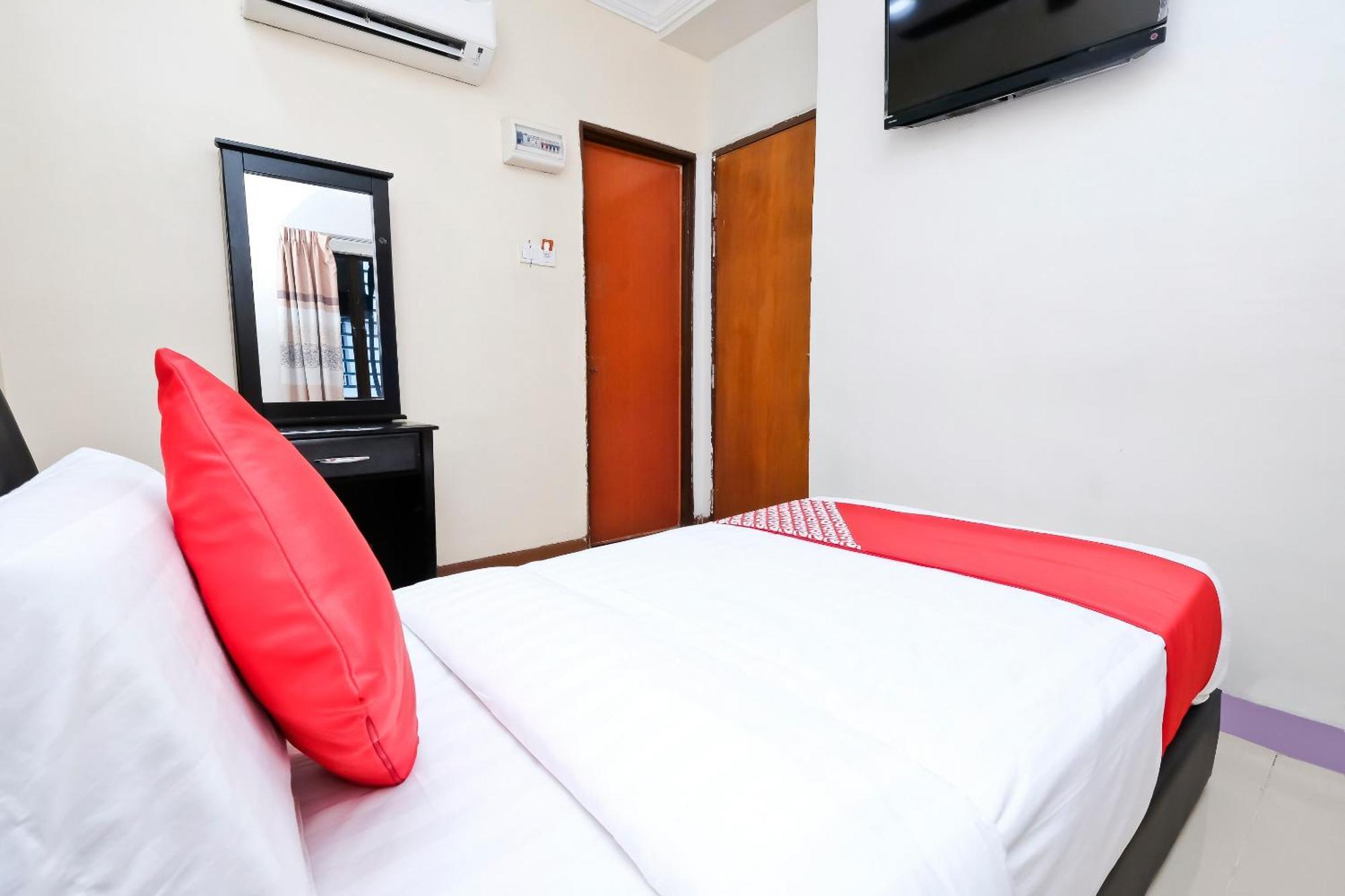 Oyo 714 Arina Hotel Банги Экстерьер фото