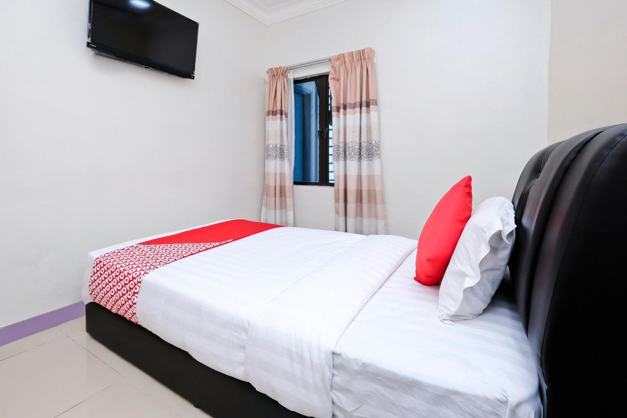 Oyo 714 Arina Hotel Банги Экстерьер фото
