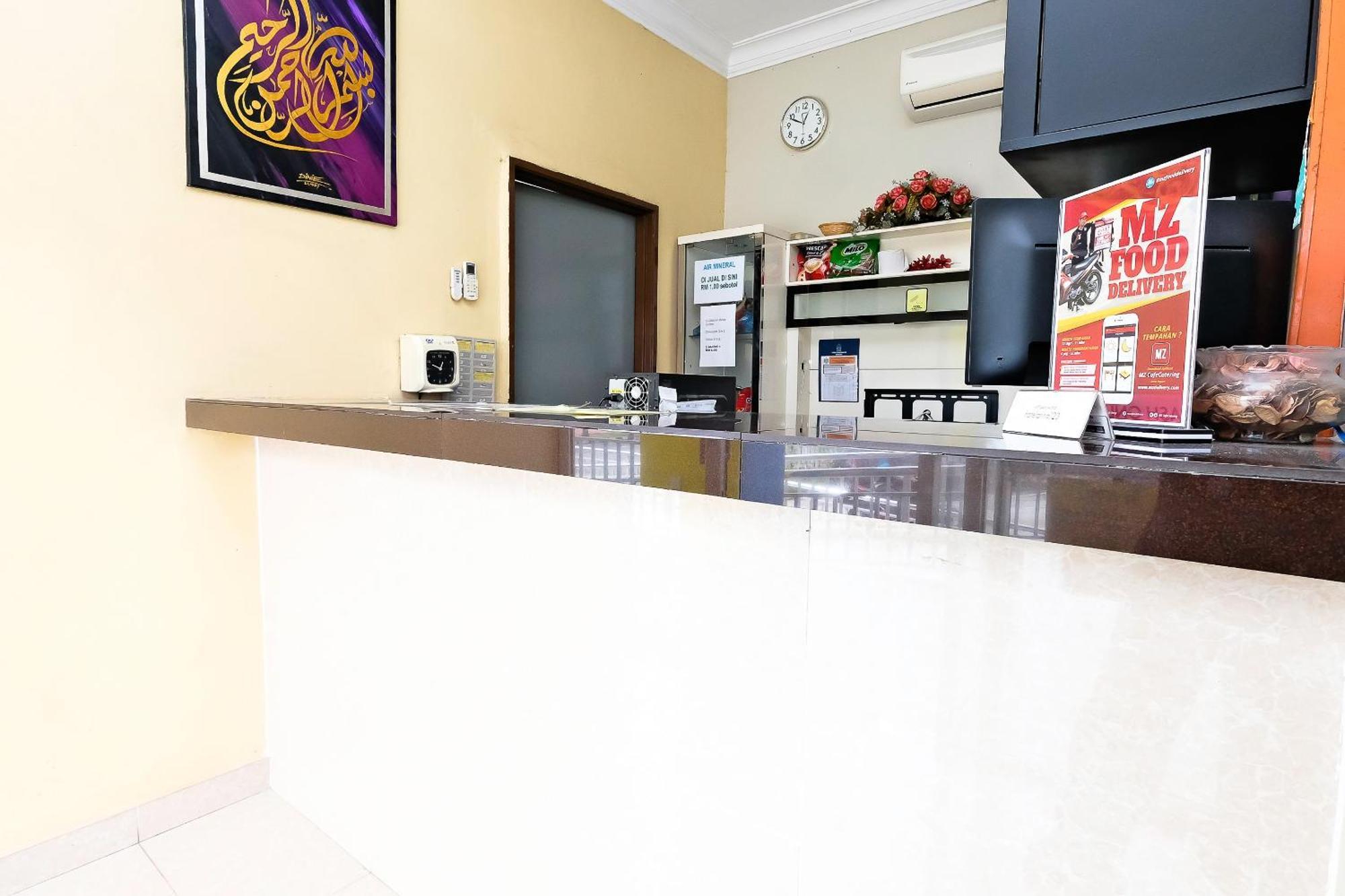 Oyo 714 Arina Hotel Банги Экстерьер фото