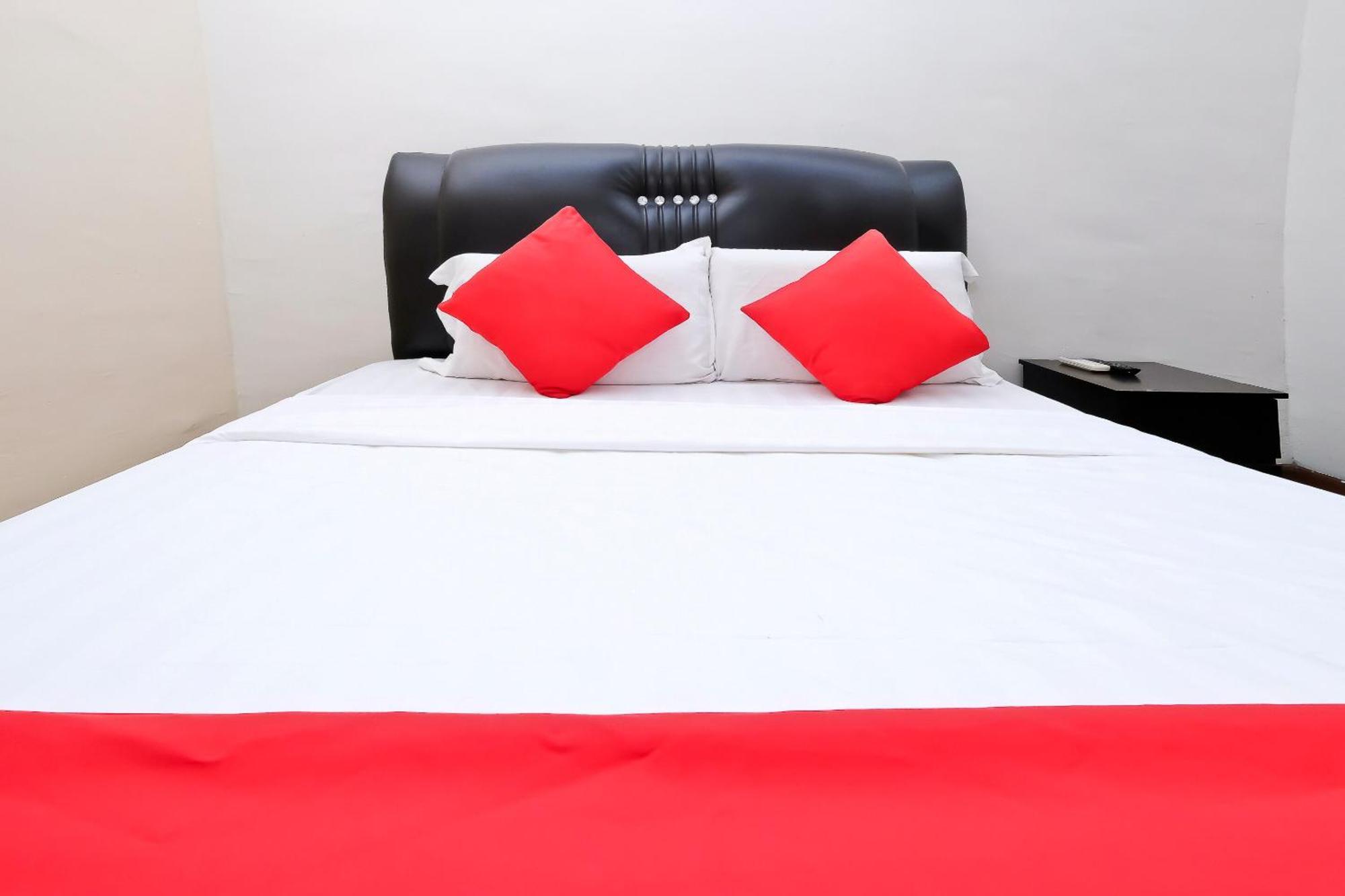 Oyo 714 Arina Hotel Банги Экстерьер фото