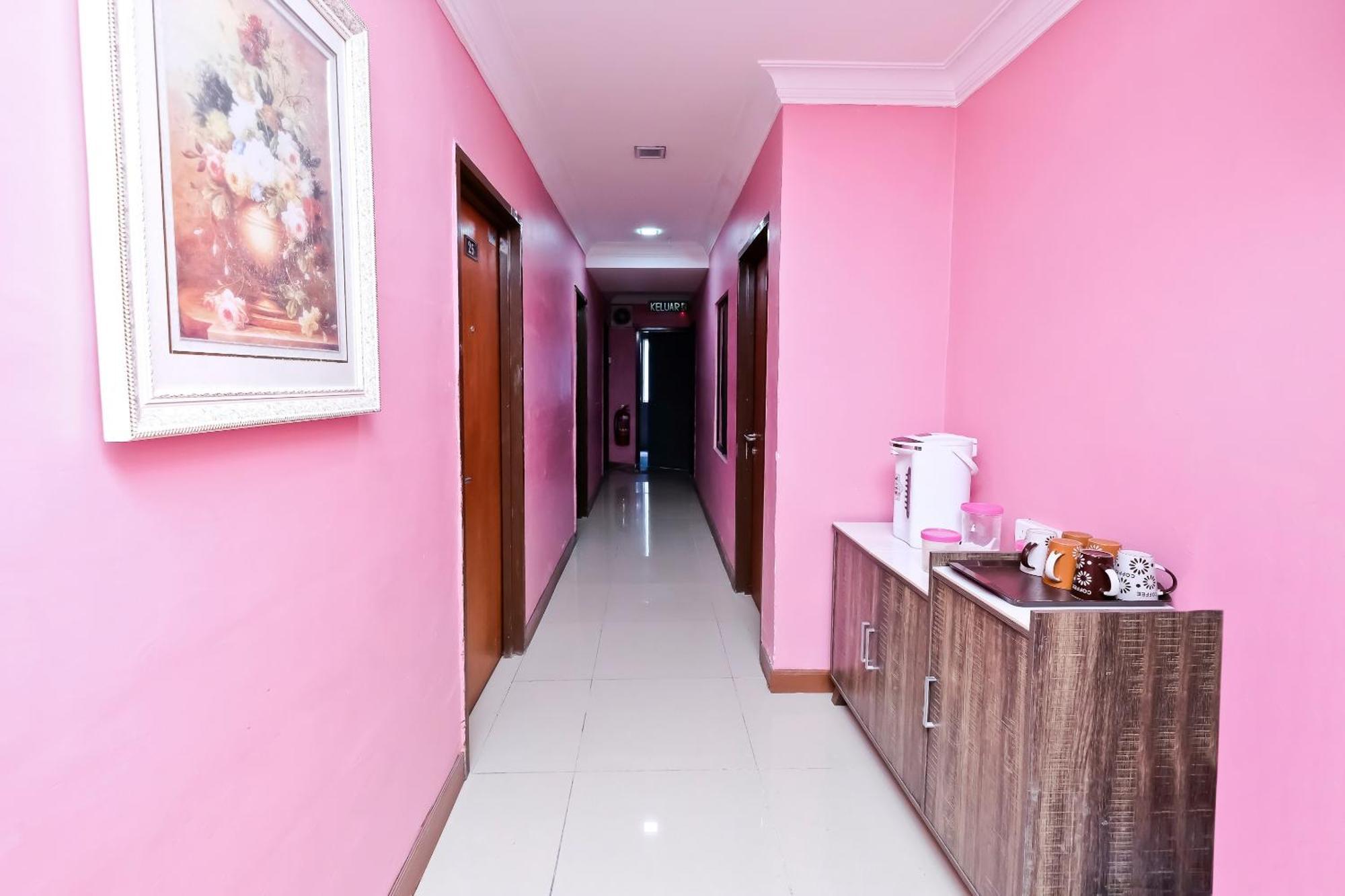 Oyo 714 Arina Hotel Банги Экстерьер фото